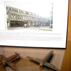 Herman woonde Schoterweg 76 Rood te Haarlem. De vliegtuigjes maakte hij voor zijn neefje.