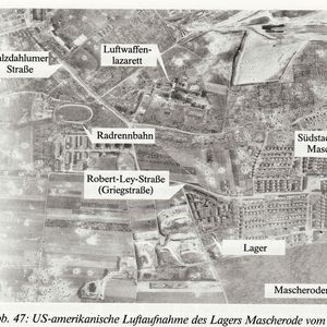 Luchtfoto 8 april 1945 o.a. kamp Mascherode, Griegstraße Braunschweig. De speldenprikken zijn bomkraters.