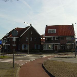 Van rechts naar links Populierenlaan 138, 140 en 142 nu van rechts naar links Wijk aan Duinerweg 1,3,5, en 7, 9 en 11. We kijken dwars tegen nummer 5 aan. De voordeur zit links. 