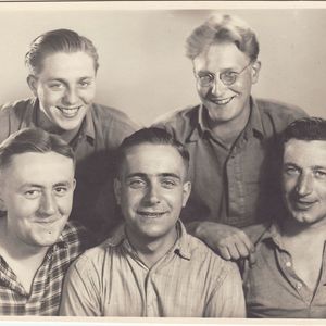 Foto in 1945 genomen door Barbara Meyer-Hacke in Naumburg/Saale. Boven Hans Duker uit Amsterdam, Hans Enter uit Winsum. Onder: Klaas Lap uit Winsum, Henk Bakker uit Beverwijk en Abel van Maar uit Middelstum.