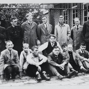 De groep bij de werkplaats aan de Houtmanstraat. Bron: Beeldbank NH KNA001013914.jpg