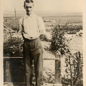 Johan Rietveld achter het woonhuis aan de Banjaertstraat 10. Foto van de familie Rietveld.
