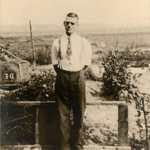 Sander Rietveld achter het woonhuis aan de Banjaertstraat 10. Foto van de familie Rietveld.