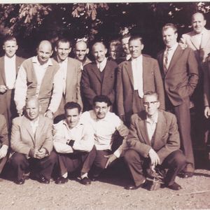 Boven links Rien Meijer, 4e van links Arie Loos. Onder 3e van links Jos van der Linde, 4e van links Pedro Vlietstra. Foto van P. van Vuuren.
