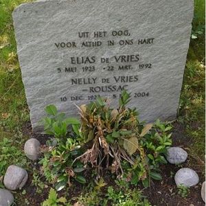 Graf van Elias en zijn vrouw Nelly Roussac. Bron www.online-begraafplaatsen.nl