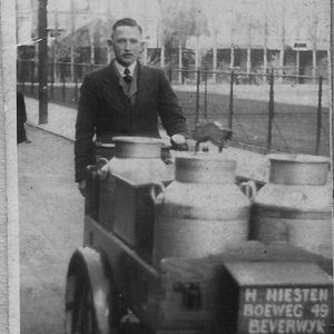Henk Niesten op zijn bakfiets op de Kees Delfsweg. Foto ontvangen van zijn zoon Herman.