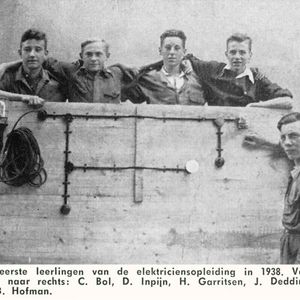 Eerste leerlingen Hoogovenschool electriciensopleiding 1938. Foto van Gé Hofman uit bedrijfsblad Samen van Hoogovens jaargang 1959 blz 78 