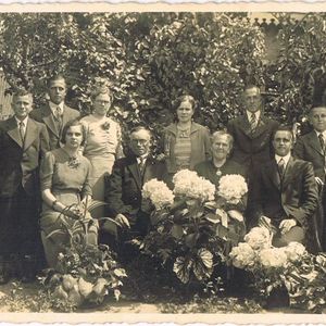 Familie de Ruiter achter hun woning. V.l.n.r. Theo, Jaap, Annie, Corrie, vader Dirk, Truus, moeder Johanna, Cees, Jan, Lauw. T.g.v. het 25-jarig huwelijk juni 1938.