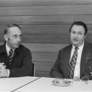 V.l.n.r. Karel Akerman en Ton Zwikstra in Zeist op de vooravond (11 juni 1974) van de WK-voetbal in Duitsland. Foto Hans Peters. Nationaal Archief.