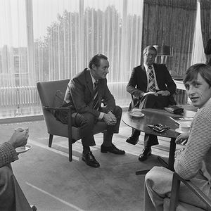 11 oktober 1976, KNVB in Amsterdam v.l.n.r. Coster, Zwikstra, Hoogewoning en Johan Cruijff. Foto Hans Peters. Nationaal Archief.