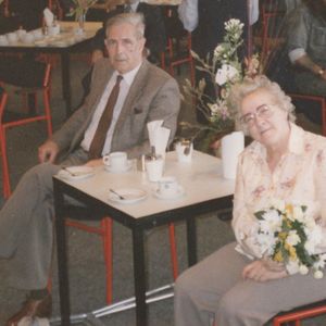 Henk en Gré de Jong tijdens de viering van zijn 40-jarig jubileum bij Hoogovens op 26 maart 1987.