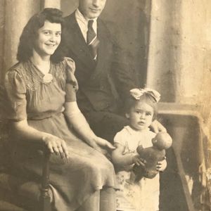 Pieter Wolf en Lena Wolf van den Kommer en dochter Alida circa 1945. Bron Petra Bonda