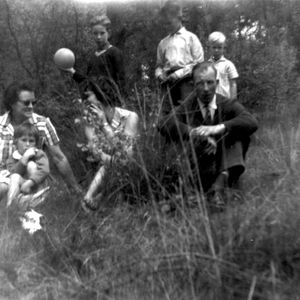 Engel van der Meij met familie. Engel rechts, zijn vrouw links. Foto van 18 juli 1952. Ontvangen van kleinzoon Jimi van der Meij die in 2014 overleed