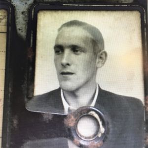 Jan de Vries. Foto van de personeelspas van Büssing NAG. Foto via Mevr. M. Duinmeijer-Bos