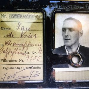 Jan de Vries. Personeelspas van Büssing NAG. Foto via Mevr. M. Duinmeijer-Bos